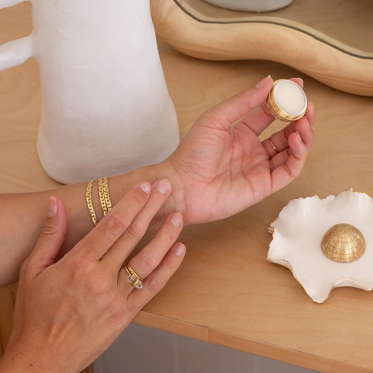 Pressing the solid parfum onto the skin